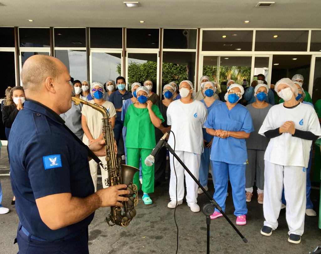 Banda da Guarda Municipal leva emoção através da música para fortalecer equipe do Hospital Espanhol